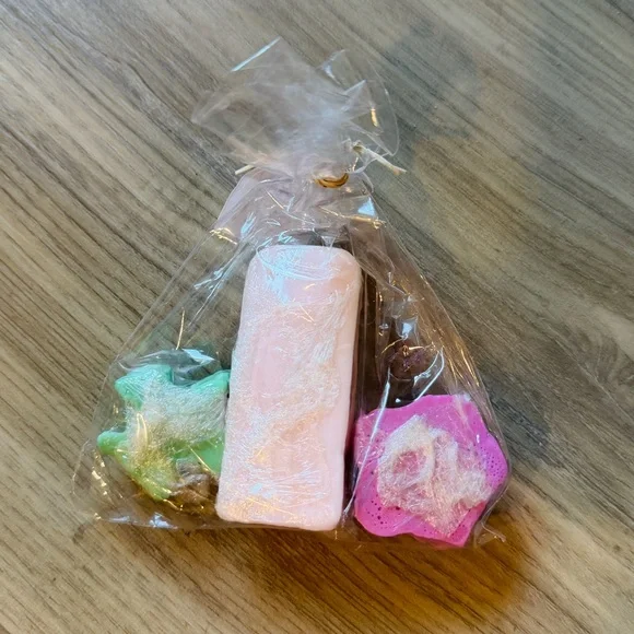 Handcrafted Rapi Nui Soap Set - Picture 2 of 3